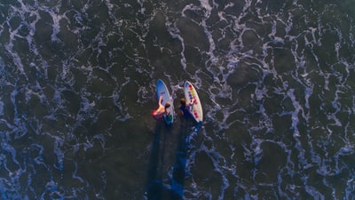 两个人在水上冲浪的俯视图
